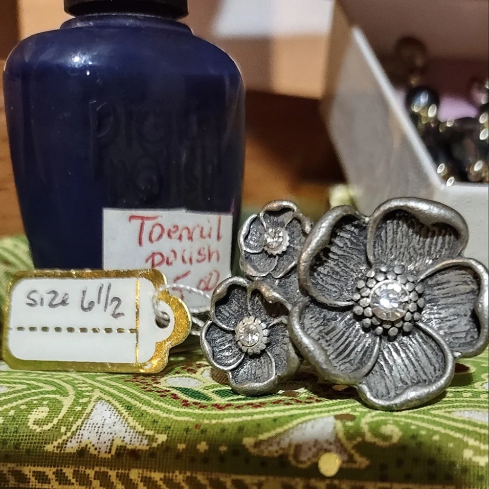 Antique Silver-colored Tri Floral Statement Ring